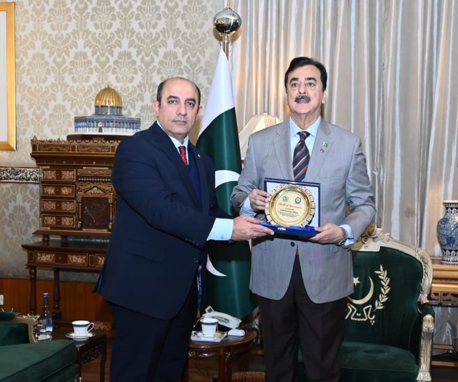 CEO EDB presenting Shield to the Senate Chairman